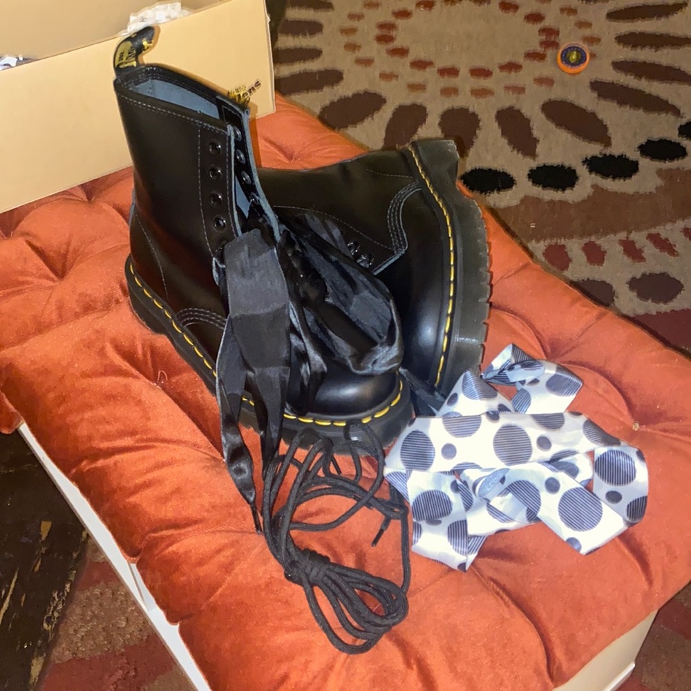 Worn once! Comes with 4 different pairs of shoe strings. Perfect condition.